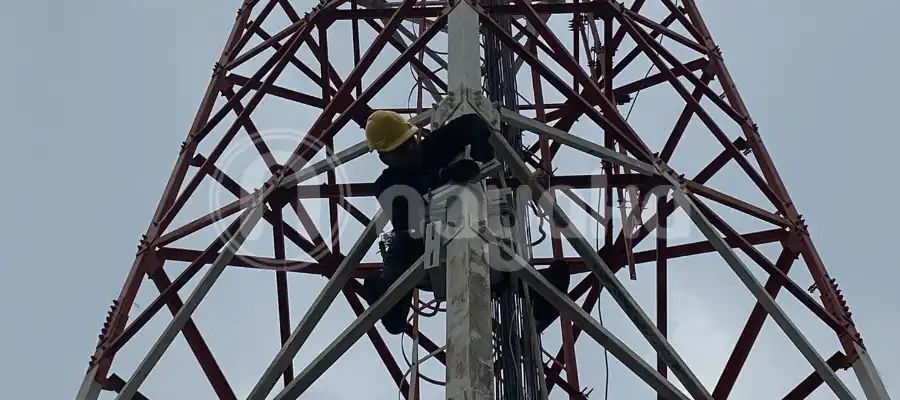 pemasangan perangkat IoT Tower